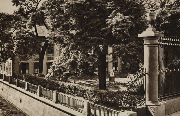 Ленинград: [Альбом] / [Автор фотографий Величко М.; Художник Андриевич С.; редактор Дембо Н.]. М., 1957.